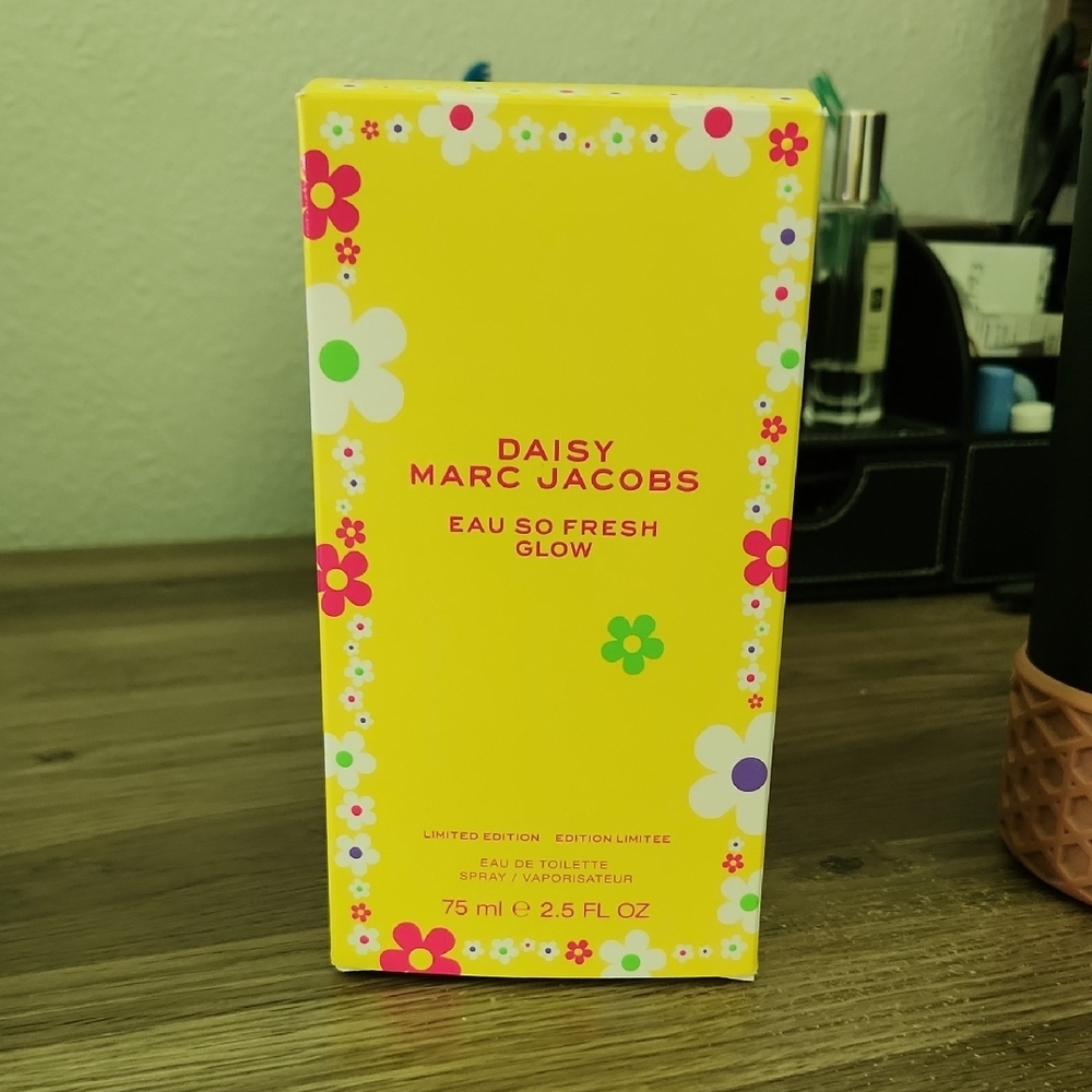 Marc Jacobs Daisy Eau So Fresh Glow - Yellow Floral Box